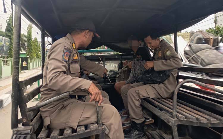 Satpol PP Kotim Amankan Terduga ODGJ usai Dilaporkan Lakukan Kekerasan di Taman Ikon Jelawat