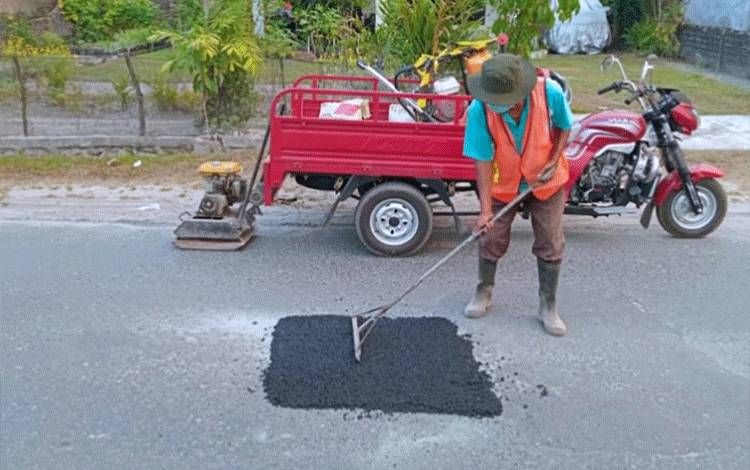 Perbaiki Titik Berlubang, DPUPR Palangka Raya Lakukan Patching Aspal di Jalan Rajawali IV dan VI