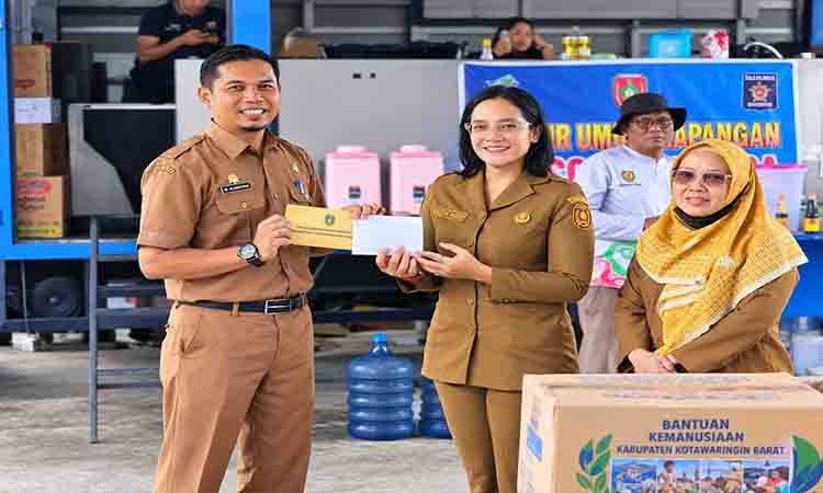 Disdikbud Kobar Salurkan Bantuan Sembako dan Uang Tunai untuk Dapur Umum Karhutla