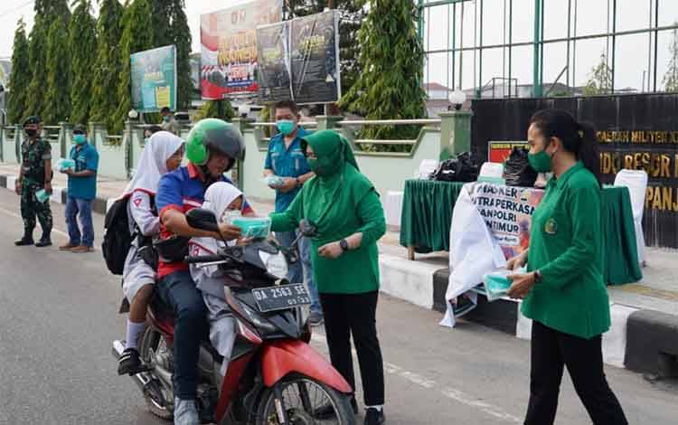 Persit KCK Koorcabrem 102 PD XXII/TB Bagikan Masker untuk Masyarakat di Tengah Kabut Asap