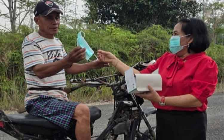 Sigit K Yunianto Bagikan 25 Ribu Masker untuk Warga Terdampak Asap