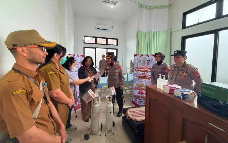 Dukung Penanganan Karhutla, Polwan Gunung Mas Serahkan Tabung Oksigen ke RSUD Kuala Kurun