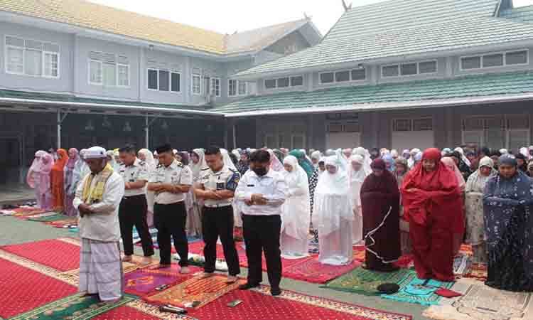 Lapas Perempuan Palangka Raya Gelar Salat Istisqa di Tengah Kemarau dan Kabut Asap
