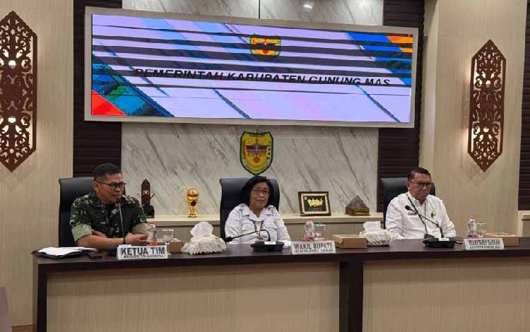 Pemkab Gunung Mas Bahas Penguatan Penanganan Karhutla dengan Perwira Tinggi Mabes TNI AD