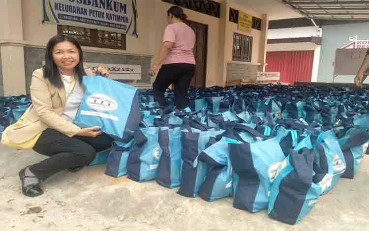 Wapres Gibran Bawa 750 Paket Sembako untuk Warga Petuk Katimpun