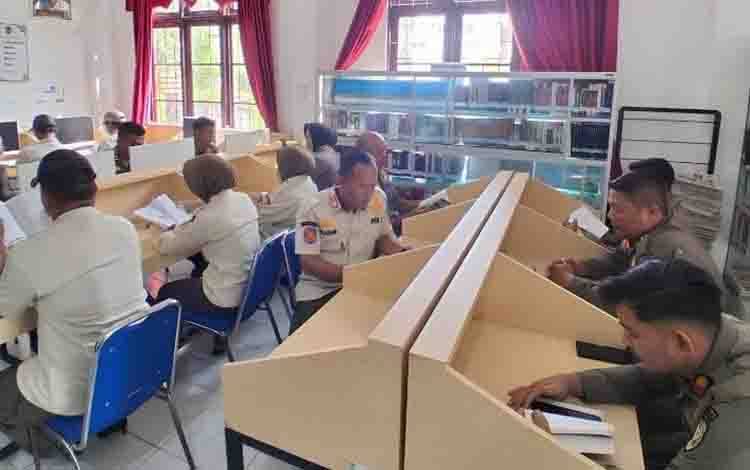 Tingkatkan Budaya Baca dan Literasi, Personel Pol PP Kunjungi Perpustakaan Daerah Seruyan