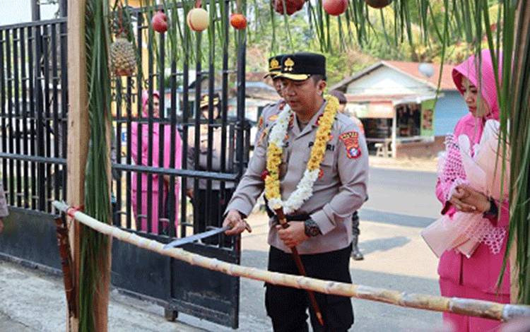 Potong Pantan Sambut Kapolres Baru, AKBP Iqbal Sengaji Mulai Pimpin Polres Barito Timur