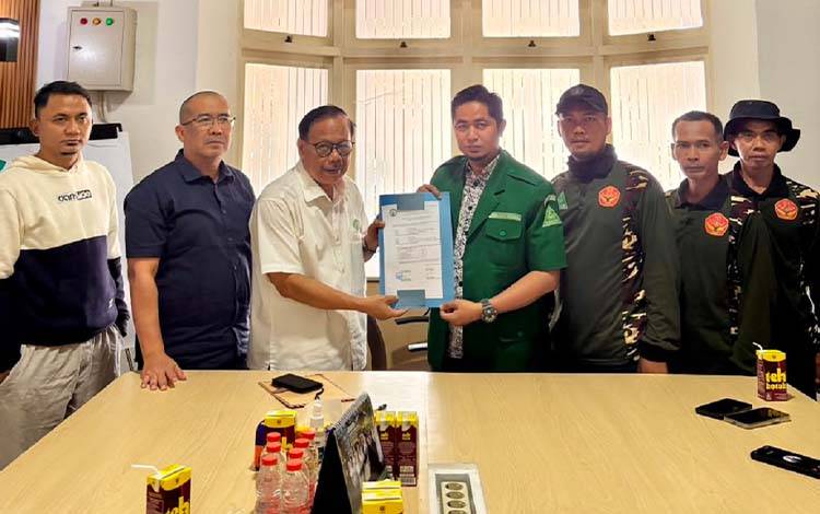 GAPKI Serahkan Bantuan Peralatan Karhutla kepada GP Ansor Kalteng