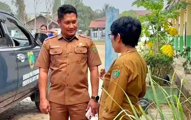 Camat Dusun Tengah Bergerak, Sekolah Terdampak Kemarau Dapat Pasokan Air