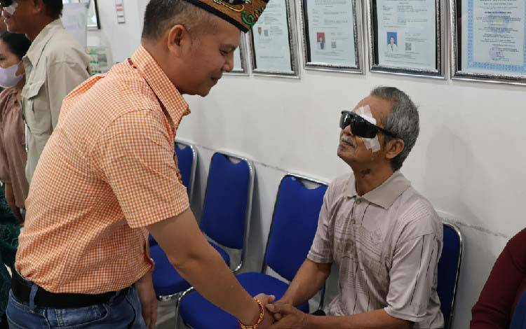 Bupati Gunung Mas Jaya S Monong Berharap Operasi Katarak Gratis Bantu Masyarakat Kembali Melihat Dunia