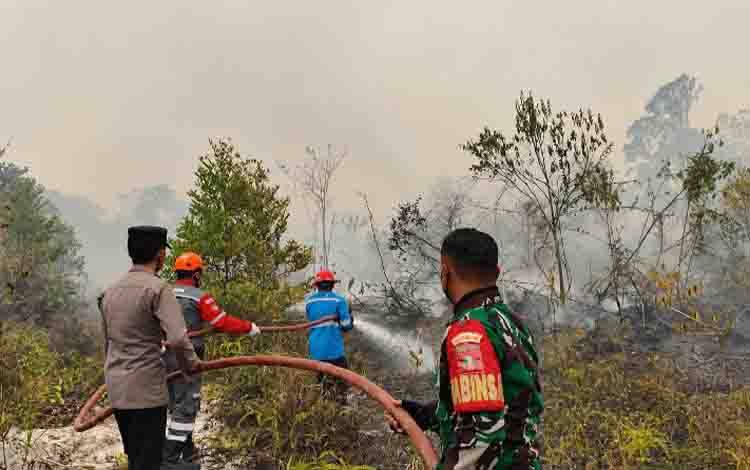 Temukan Titik Api di Luwuk Langkuas, Tim Gabungan Bergerak Cepat Padamkan Karhutla