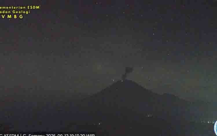 Gunung Semeru Erupsi dengan Letusan Setinggi 900 Meter