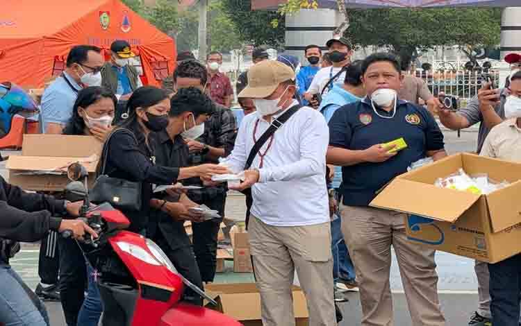 Gubernur Kalteng Bagikan Masker, Vitamin dan Makanan Tambahan di Bundaran Besar