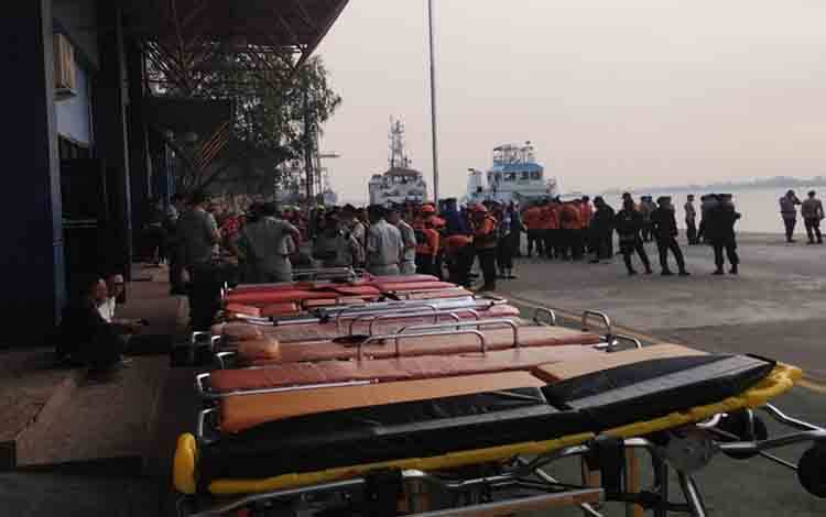 Menunggu Kapal Evakuasi Korban KM Virgo Transport 8 Tiba, Puluhan Ambulans dan Tim Medis Siaga di Trisakti