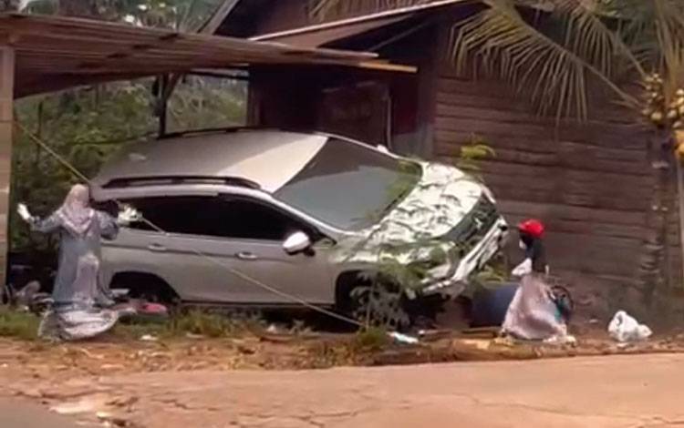 Hilang Kendali, Mitsubishi Expander Tabrak Rumah Warga di Parenggean Kotim
