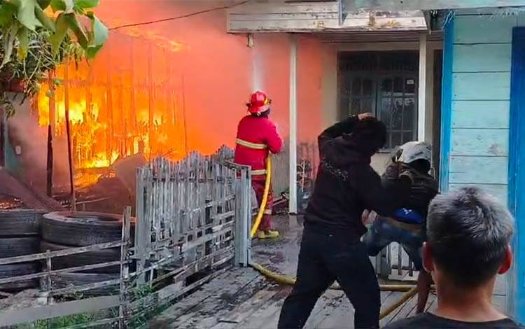 Tiga Rumah dan Toko Sembako Terbakar di Pangkalan Bun