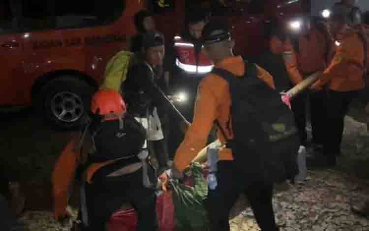 Tim SAR Gabungan Evakuasi Pendaki WNA Gunung Rinjani dengan Selamat