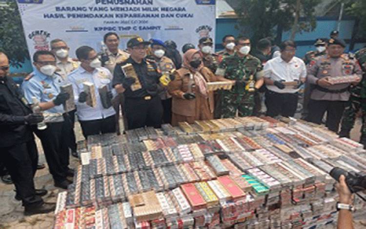Bea Cukai Sampit Musnahkan 799.440 Batang Rokok dan 4.200 Liter Miras