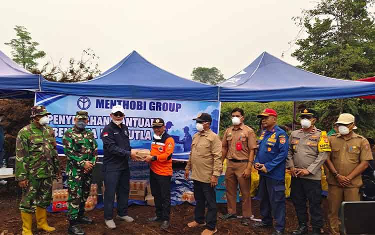 PT Menthobi Group Salurkan Bantuan Sarpras dan Logistik Untuk Relawan Karhutla Kobar