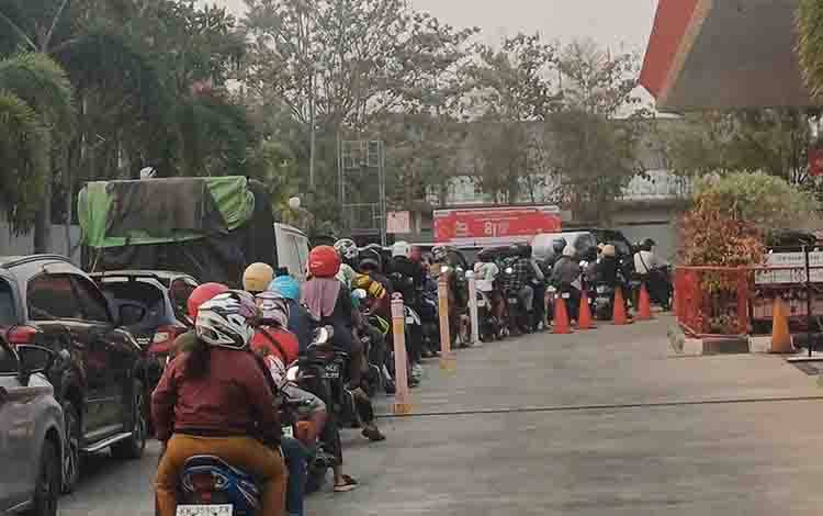 Kuota BBM Kotim Disebut Cukup Tapi Antrean di SPBU Tak Terurai, DPRD Soroti Pengawasan dan Distribusi