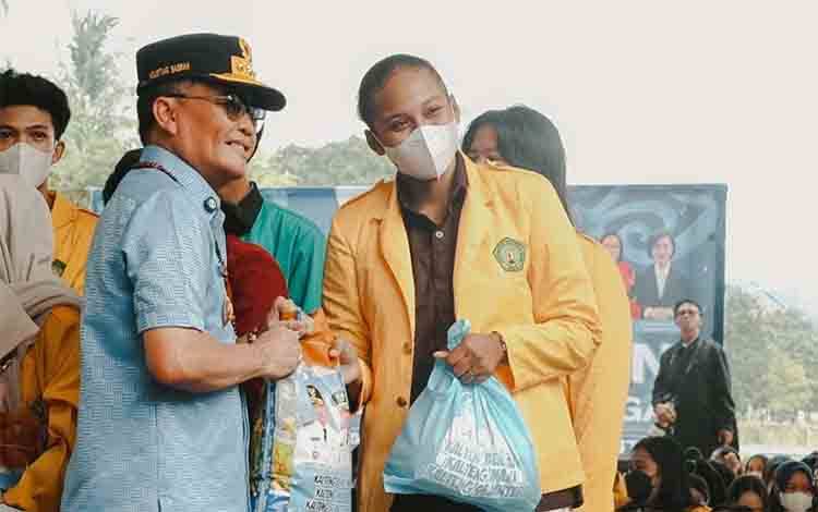 Gubernur Agustiar Salurkan Bantuan Pangan untuk Mahasiswa Terdampak Karhutla