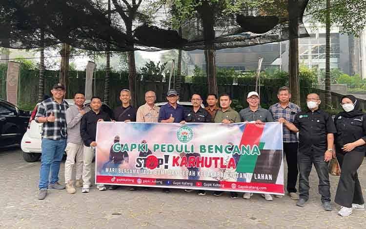 GAPKI Kalteng Bagikan 600 Paket Masker, Susu dan Vitamin untuk Warga Terdampak Karhutla