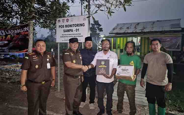 Kajati Kalteng Kunjungi Pos Monitoring Sampa 01, Serahkan Bantuan untuk Relawan