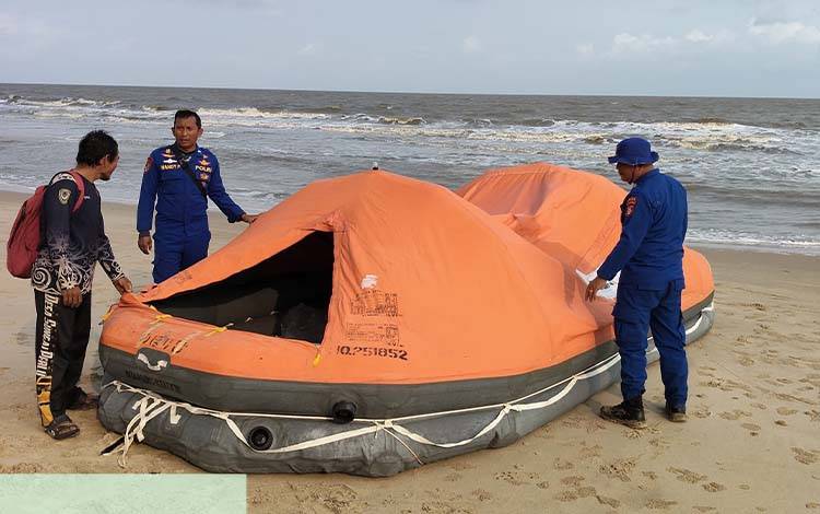 Lima Liferaft Bertuliskan KM Virgo Transport 8 Ditemukan di Pesisir Seruyan