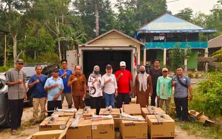 Bambang Purwanto Salurkan Mesin Ces dan Alat Tangkap untuk Nelayan Kalteng