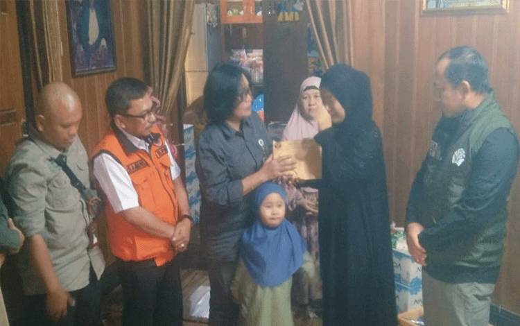 Kemenhut Salurkan Tali Asih Untuk Dua Relawan Karhutla Kobar yang Gugur
