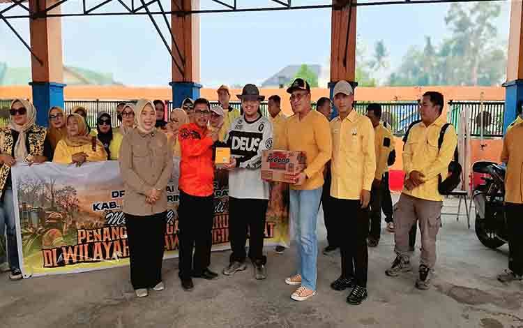 Dukung Penangan Karhutla, DPD Partai Golkar Kobar Serahkan Bantuan APD dan Sembako