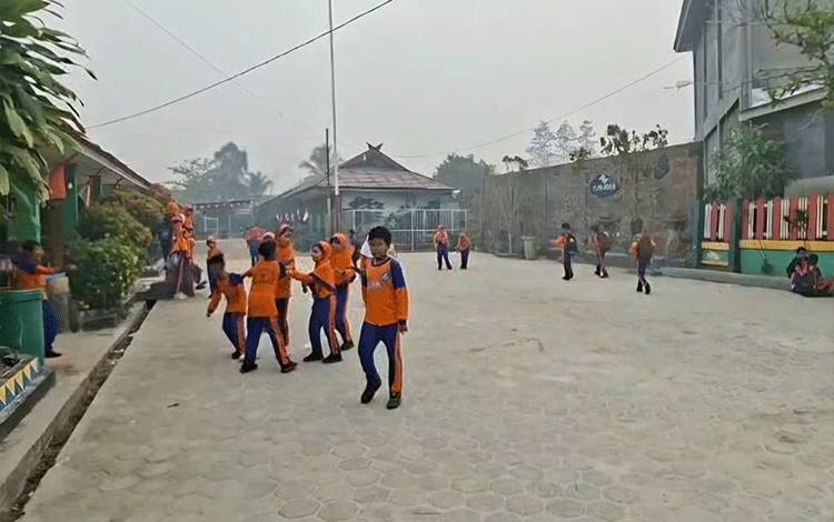 Sekolah di Sampit Ragu Terapkan BDR dampak Kabut Asap Jika Tak Serentak