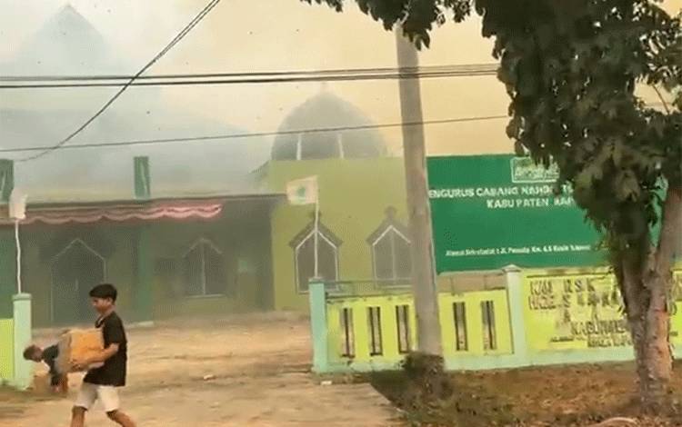 Karhutla Mengancam Kantor PCNU Kapuas, Api Berjarak Beberapa Meter