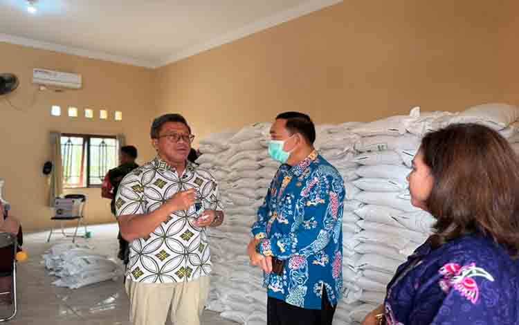 Erwin Budiana Pantau Penyaluran Bantuan Pangan di Kelurahan Palangka