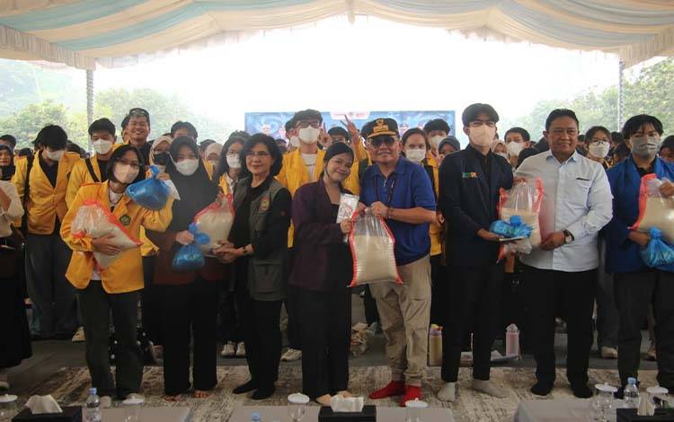 Pemprov Kalteng Gencar Bansos, Sekarang Giliran 3.000 Mahasiswa Terima Sembako