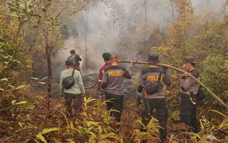 Karhutla 7 Hektare Mengarah ke Permukiman Murutuwu Bartim, Tim Gabungan Berjibaku Sekat Api