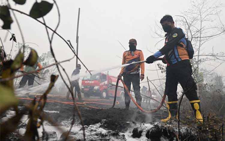 Cairan Pembasah Bantuan Mabes Polri Diuji di Lokasi Karhutla Jalan Manduhara Palangka Raya