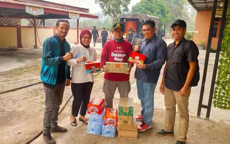 PWI Kotim Salurkan Bantuan untuk Relawan yang Berjibaku Padamkan Karhutla