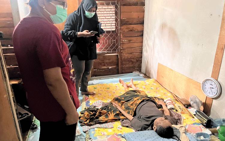 Disdukcapil Palangka Raya Jemput Bola Rekam KTP-el Lansia Sakit di Kalampangan