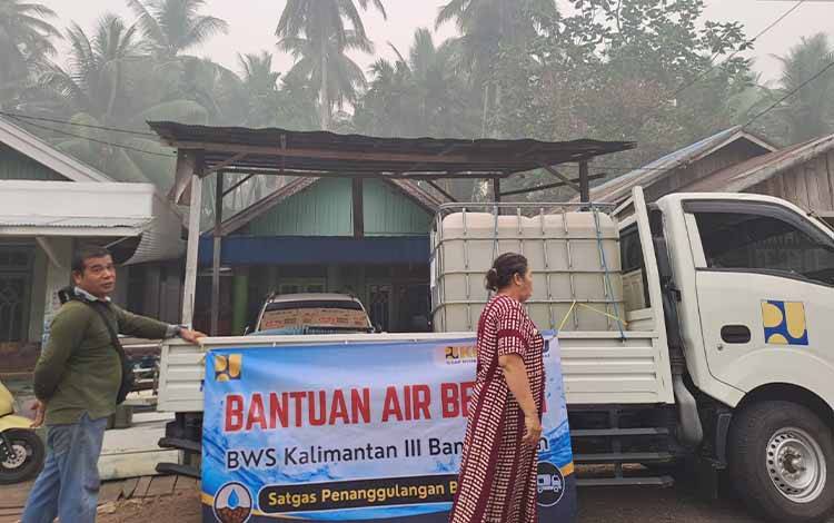 Respons Krisis Air, PUPR Perkim Barito Timur Salurkan 5.000 Liter Air ke Desa Rodok