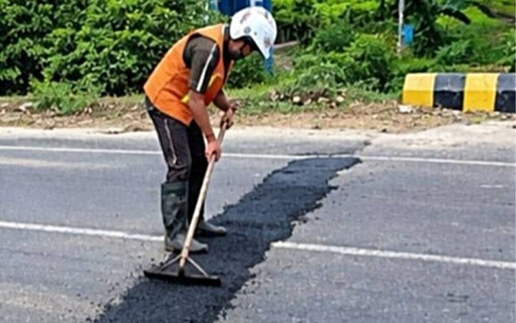 PUPR Palangka Raya Lakukan Patching Aspal di Jalan Bukit Keminting