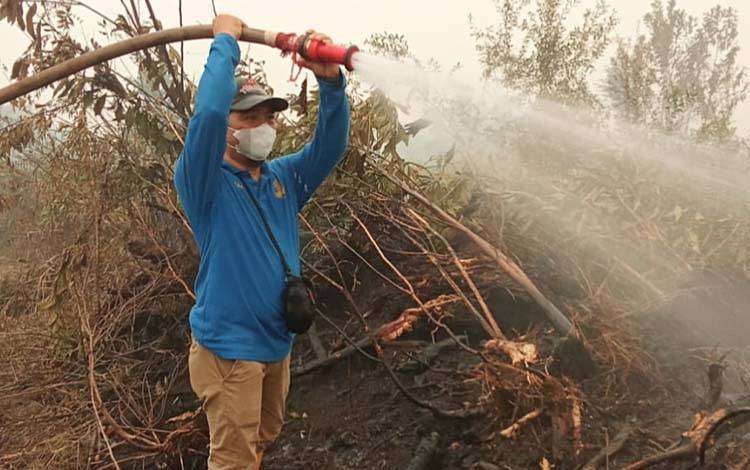 BKPSDM Palangka Raya Turunkan Personel Bantu Tangani Karhutla di Lingkar Dalam