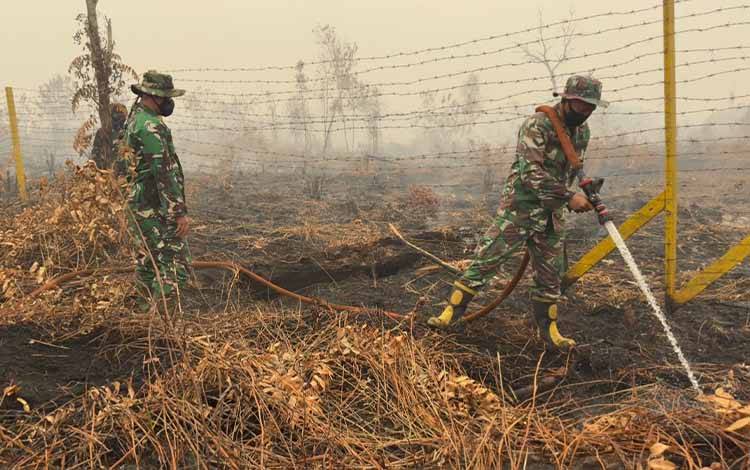 Kodim 1016 Palangka Raya Lakukan Pembasahan Lahan Cegah Kebakaran Kembali Terjadi