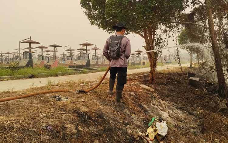 Cegah Api Merembet ke Pemakaman, Polsek Pahandut Padamkan Kebakaran di Km 12