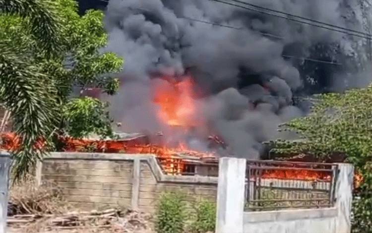 Sebuah Rumah di Sidomulyo Raya Banjarbaru Ludes Terbakar