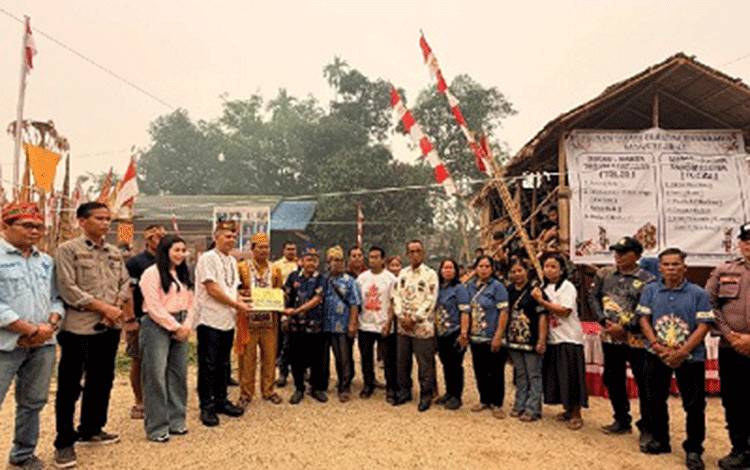 Bupati Gumas Serahkan Bantuan untuk Tiwah di Tanjung Karitak