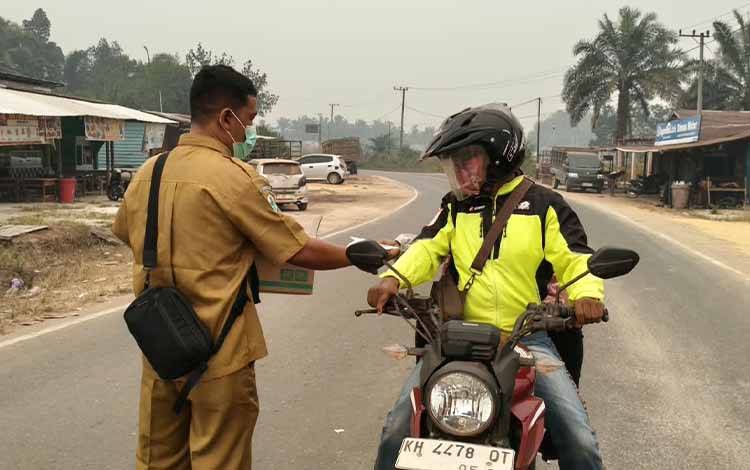 Kabut Asap Makin Pekat, Puskesmas Terawan Bagikan Masker dan Vitamin untuk Warga