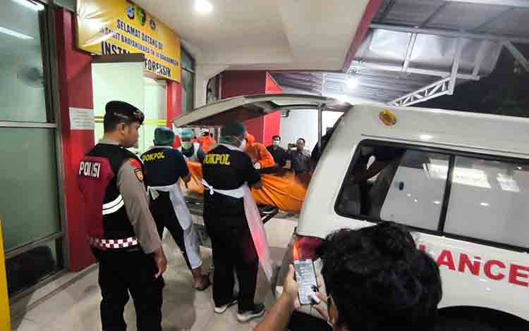 Dua Jenazah Diduga Korban KM Virgo Transport 8 Ditemukan di Seruyan Tiba di Gedung Forensik RS Bhayangkara Banjarmasin