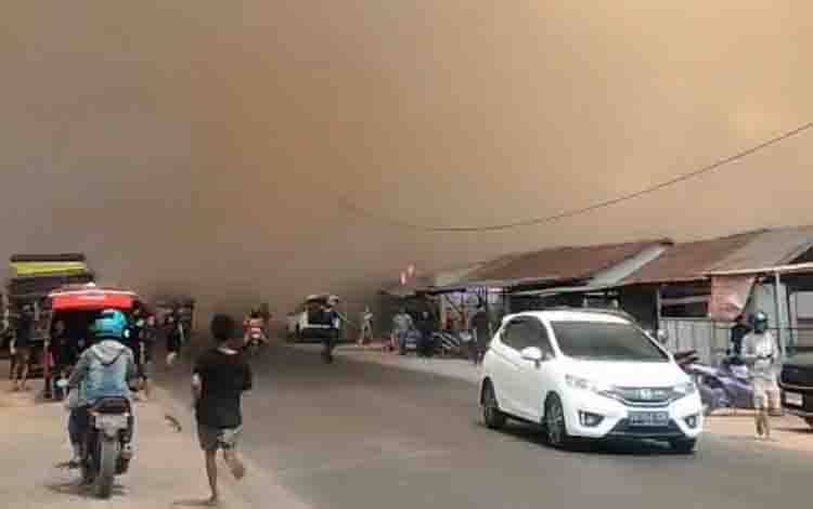 Karhutla Mencekam di Handil Bakti, Api Merembet ke Warung Warga
