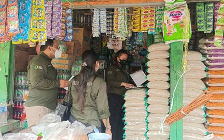 Pengawasan DPKP Gumas Temukan Dua Merek Beras Fortifikasi Diduga Tidak Memenuhi Standar